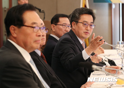 27일 서울 중구 프레스센터에서 열린 역대 부총리·장관 초청 만찬 간담회에서 김동연 경제부총리 겸 기획재정부 장관이 모두발언을 하고 있다 이날 행사에는 전윤철 부총리, 홍재형 부총리, 이용만 장관, 이승윤 부총리, 김동연 부총리, 강경식 부총리, 사공일 장관, 정영의 장관, 고형권 1차관, 김병일 장관, 한덕수 부총리, 임창열 부총리, 박재윤 장관, 진념 부총리, 김진표 부총리, 장병완 장관, 김용진 2차관이 등 역대 부총리·장관이 참석했다. [사진=뉴시스]
