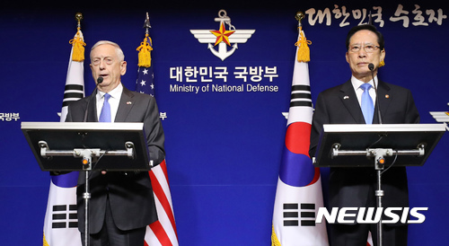 송영무 국방부 장관과 제임스 매티스 미 국방장관이 28일 오전 서울 국방부에서 열린 제49차 한미 연례 안보협의회(SCM) 공동 기자회견을 하고 있다. [사진=뉴시스]