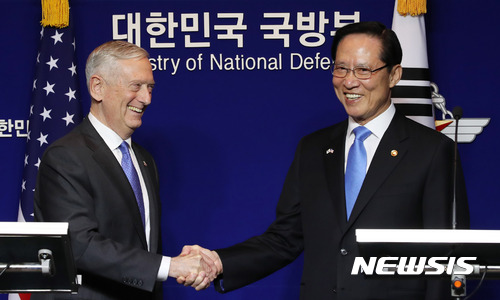 송영무 국방부 장관과 제임스 매티스 미 국방장관이 28일 오전 서울 국방부에서 열린 제49차 한미 연례 안보협의회(SCM) 공동 기자회견을 마치며 악수하고 있다. [사진=뉴시스]