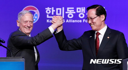 제49차 연례 한미 안보협의회의(SCM) 계기 한미동맹 환영만찬 행사가 열린 27일 오후 서울 용산구 그랜드하얏트호텔에서 송영무 국방부 장관과 제임스 매티스 미국 국방부 장관이 각각 환영사와 답사를 한 후 손을 맞잡고 있다. [사진=뉴시스]