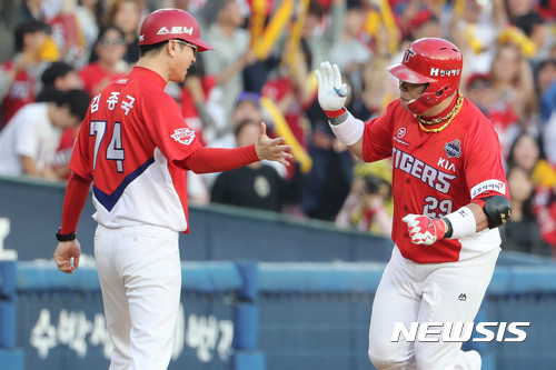 나지완이 28일 잠실구장에서 열린 한국시리즈 3차전에서 9회 2점 홈런을 기록한 뒤 3루 베이스를 돌고 있다. [사진=뉴시스]