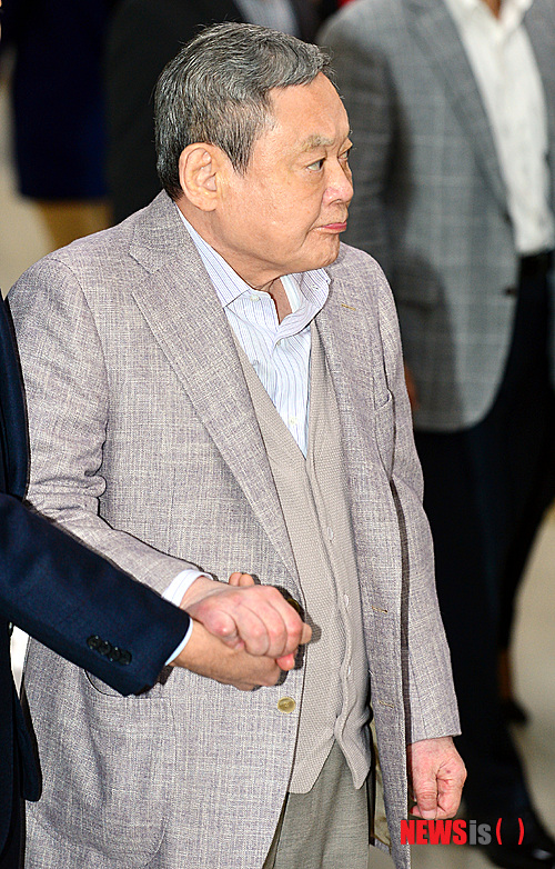 이건희 삼성전자 회장이 2014년 4월, 일본과 미국에서 경영구상을 마친 뒤 귀국 하는 모습. [사진=뉴시스]