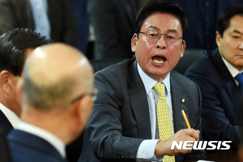 정우택 자유한국당 원내대표가 지난 26일 방송통신위원장과의 만남에서 이효성 방통위원장에게 항의하고 있다. [사진=뉴시스]
