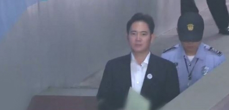 이건희 삼성그룹 회장의 4조원대 차명계좌에서 발급된 수표를 이재용 삼성전자 부회장이 사용한 정황을 경찰이 포착한 것으로 전해졌다.
