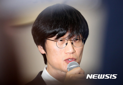 30일 오후 서울 여의도 국회 과학기술정보방송통신위원회 회의실에서 열린 2017 국정감사에 일반 증인으로 참석한 이해진 전 네이버 의장이 의원 질의에 답변하고 있다 [사진=뉴시스]
