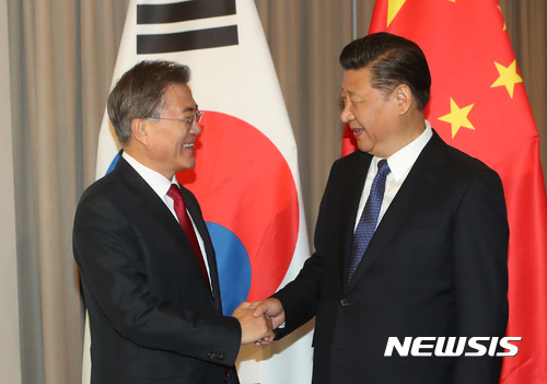 지난 7월 베를린에서 문재인 대통령과 시진핑 중국 국가주석이 한-중 정상회담에 앞서 악수하고 있다. [사진=뉴시스]
