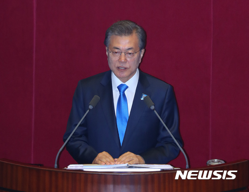 문재인 대통령이 1일 오전 서울 여의도 국회 본회의장에서 2018년도 예산안 편성 관련 시정연설을 하고 있다. [사진=뉴시스]
