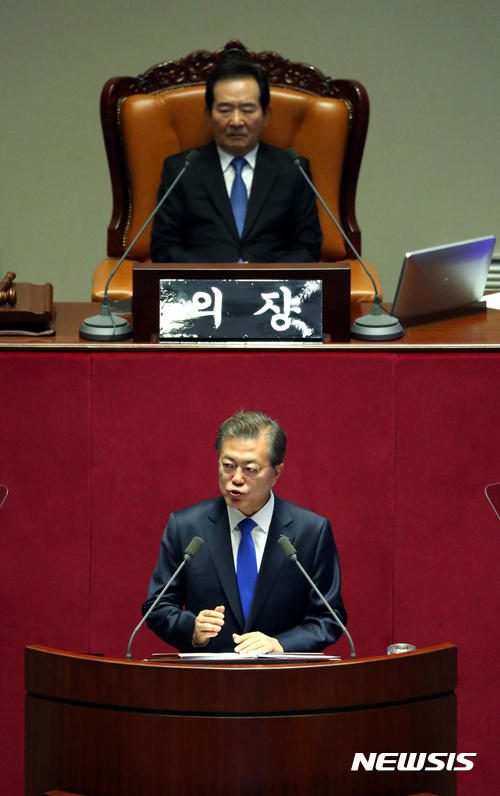 문재인 대통령이 1일 오전 서울 여의도 국회 본회의장에서 2018년도 예산안 편성 관련 시정연설을 하고 있다. [뉴스=뉴시스]