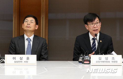 김상조 공정거래위원장과 이상훈 삼성전자 사장이 2일 오전 서울 세종대로 대한상공회의소에서 열린 '김상조 공정거래 위원장-5대그룹 간담회'에 참석하고 있다. [사진=뉴시스]