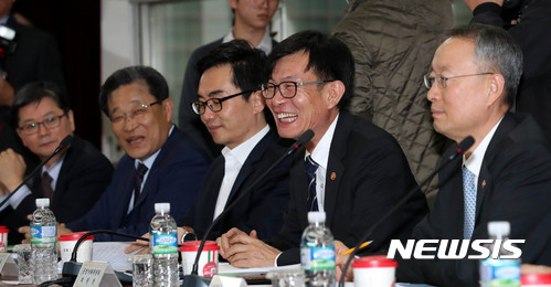 2일 오후 서울 숭실대학교 베어드홀에서 열린 확대경제관계장관회의에서 김상조 공정거래위원장이 김동연 경제부총리 겸 기획재정부 장관과 이야기를 나누고 있다. / 사진=뉴시스