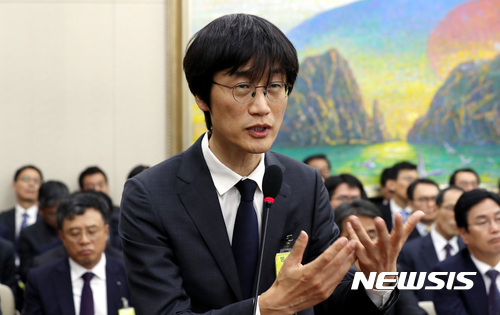 지난 31일 정무위원회 종합감사에서 일반증인으로 참석한 이해진 전 의장이 질의에 답하고 있다. [사진=뉴시스]