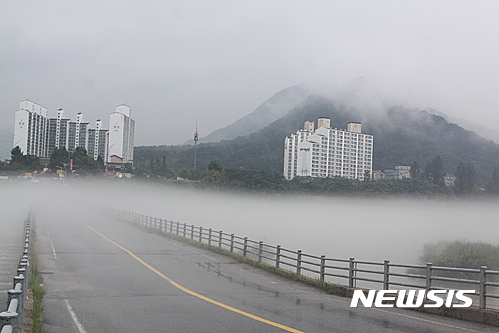 안개 낀 춘천호 도로 [사진=뉴시스]