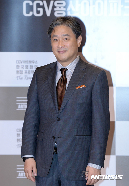 지난 7월 서울 용산CGV에서 열린 CGV 아트하우스 한국영화인 헌정 프로젝트 '박찬욱관 개관식'에서 박 감독이 포즈를 취하고 있다. [사진=뉴시스]