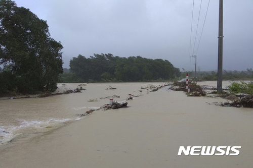 4일 제23호 태풍 '담레이'가 베트남 중부 지역을 강타한 가운데 중부 빈딘성에서 도로가 홍수에 잠긴 모습. 현지 재난당국은 강풍과 폭우를 동반한 '담레이'로 최소 27명이 사망하고 22명이 실종됐다고 전했다. [사진=뉴시스/AP]