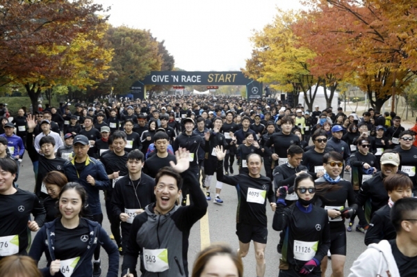 메르세데스-벤츠 사회공헌위원회와 사회복지법인 아이들과미래재단은 5일 서울 상암월드컵공원 평화 광장에서 제2회 메르세데스-벤츠 ‘기브 앤 레이스(GIVE N RACE)’ 자선 달리기 대회를 진행했다.