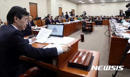 지난달 20일 기획재정위원회(위원장 조경태 의원)가 궐련형 전자담배에 부과되는 세금을 일반담배의 90%까지 올리는 내용을 담은 법률 개정안을 의결하는 모습. [사진=뉴시스]