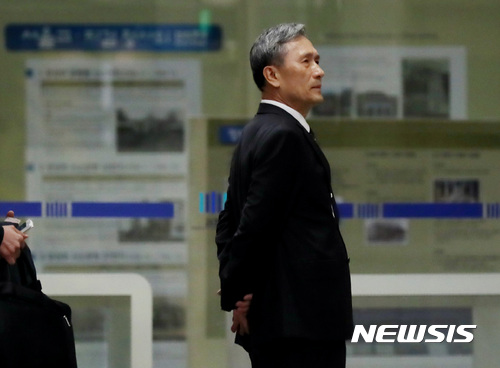 군 사이버사령부 댓글 공작에 관여한 의혹을 받고 있는 김관진 전 국방부 장관이 조사를 받기 위해 7일 오전 서울 서초구 서울중앙지검에 출석하고 있다. [사진=뉴시스]
