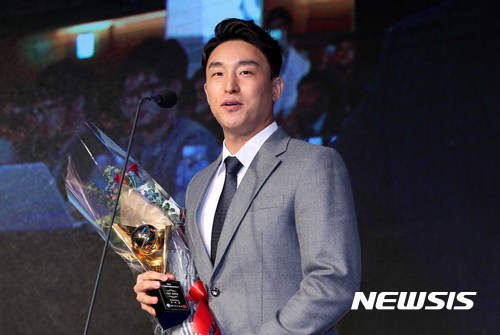 6일 오후 서울 강남구 인터컨티넨탈 서울 코엑스 하모니볼룸에서 열린 '2017 타이어뱅크 KBO 시상식'에서 KBO 리그 타자 부문 안타상을 수상한 롯데 자이언츠 손아섭이 소감을 말하고 있다. [사진=뉴시스]