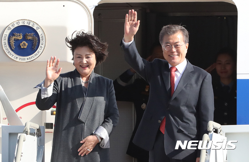 문재인 대통령과 김정숙 여사가 8일 오후 순방길에 오르기 전 인사를 하고 있다. [사진=뉴시스]