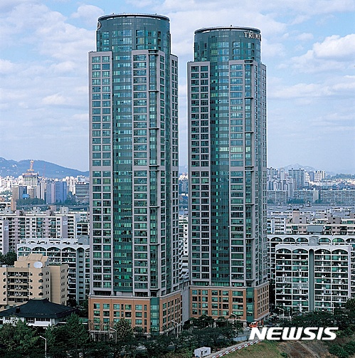 2002년 서울 여의도동에 완공된 '대우 트럼프월드 1차'. 대우건설이 '트럼프월드' 브랜드를 빌려 지은 첫 주상복합이자 해외기업이 지은 '트럼프월드' 첫 단지이기도 하다. [사진=대우건설]