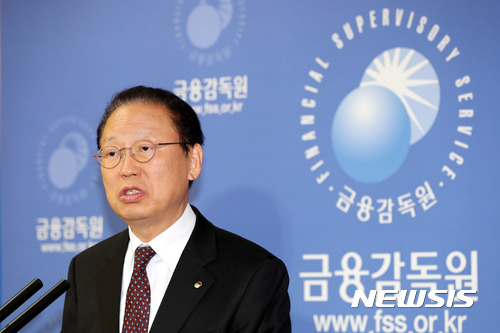 최흥식 금융감독원장이 9일 오전 서울 영등포구 금융감독원에서 열린 '인사-조직문화 혁신 TF의 쇄신' 권고안 관련 브리핑에서 취재진의 질문에 답변하고 있다 [사진=뉴시스]
