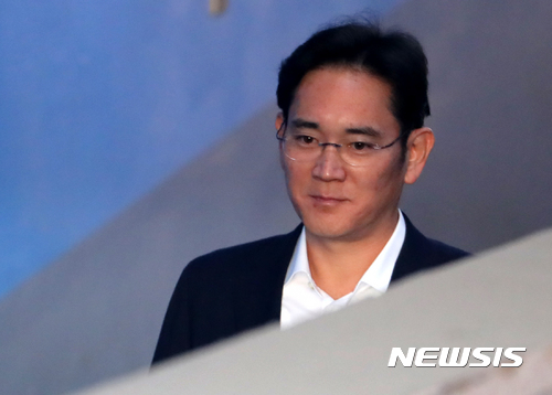 이재용 삼성전자 부회장이 9일 오전 서울 서초구 서울고등법원에서 열린 공판에 출석하고 있다. [사진=뉴시스]