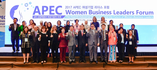 APEC 여성기업 리더스 포럼에서 행사후 단체 기념촬영을 하고 있다. 사진 앞줄 왼쪽 5번째부터 이민재 한국여성경제인협회 명예회장, 이한철 중소기업진흥공단 부이사장, 김형영 중소벤처기업부 서울지방청장,크리스티앙 드 헤수스(Christian L. De JESUS)  주한 필리핀 총영사. 사진=중소벤처기업부