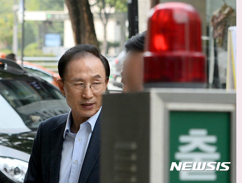 이명박 전 대통령이 지난 9월 서울 강남구 삼성동 사무실로 들어가고 있다.  이명박 전 대통령은 블랙리스트 관련 논란에 휩싸인 동시에 군사 보안시설인 국군 기무부대 내 테니스장을 퇴임 이후에도 이용했다는 의혹을 받고 있다. [사진=뉴시스]