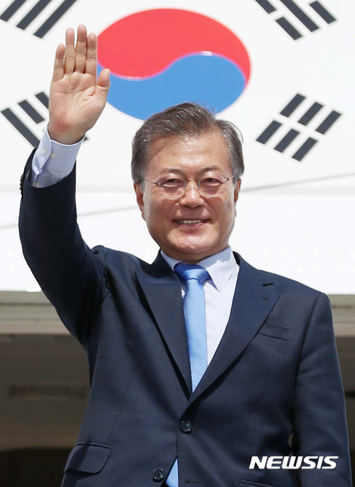 문재인 대통령이 필리핀에서 열리는 동남아시아국가연합(ASEAN)+3 정상회의에 참석하기 위해 12일 오후(현지시간) 베트남 다낭국제공항에서 전용기에 올라 환송객들에게 인사를 하고 있다. [사진=뉴시스]