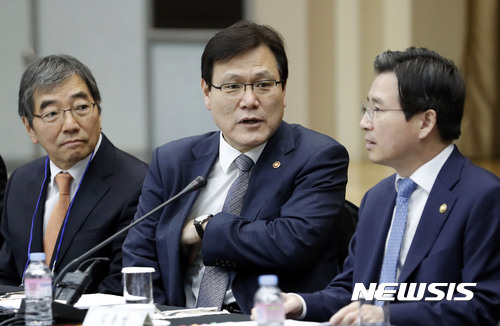 최종구(가운데) 금융위원장이 13일 오전 서울 중구 예금보험공사에서 열린 '2017년 금융발전심의회 전체회의'에서 김용범(오른쪽) 금융위원회 부위원장, 윤석헌 금융발전심의회 위원장과 대화 하고 있다.