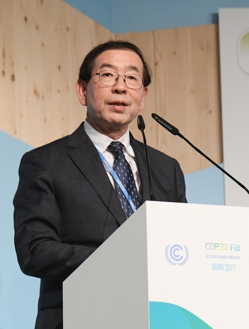 박원순 서울시장은 12일 오후(현지시간) 제23차 유엔기후변화협약(UNFCCC) 당사국총회(COP23) 개최 장소인 독일 본에서 열린 '지방정부 기후 정상회의(Climate Summit of Local and Regional Leaders)'에 참석해 서울시 기후대응 정책을 발표했다.[사진=서울시]