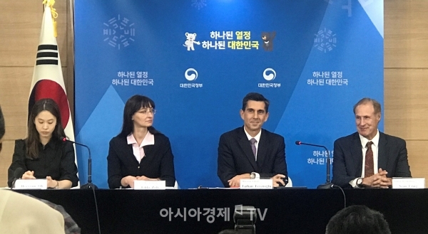 타르한 페이지오글루(Tarhan Feyzioglu) 아시아태평양국 과장(오른쪽에서 두번째)을 단장으로 하는 IMF 미션단이 14일 오후 서울 세종로 정부서울청사에서 브리핑을 열고 지난 1일부터 한국 정부 등과 진행한 연례협의 결과를 발표하고 있다.