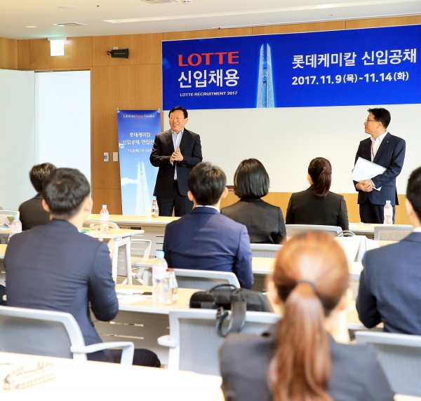 롯데 신동빈 회장이 13일 잠실 롯데월드타워 15층 롯데케미칼 본사에서 진행된 신입사원 공개채용 현장을 들러 지원자들을 격려하고 있다. 제공 | 롯데