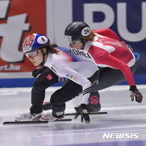 최민정(19·성남시청·사진 왼쪽)이 1일(한국시간) 헝가리 부다페스트에서 열린 2017~2018 국제빙상경기연맹(ISU) 쇼트트랙 월드컵 1차 대회 여자 1000m 결승에서 레이스를 펼치고 있다. [사진=뉴시스]
