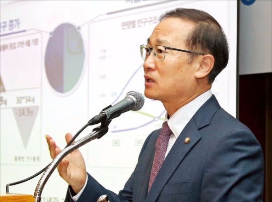지난달 25일 대한상공회의소에서 홍영표 국회 환경노동위원장이 강연을 하고 있다. [출처|대한상공회의소]