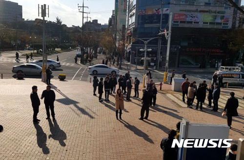 15일 오후 2시 29분께 경북 포항시 북구 북쪽 6km 지역에서 규모 5.5 지진이 발생한 가운데 포항에 위치한 한동대학에서 학생들이 대피하고 있다. [사진=뉴시스]