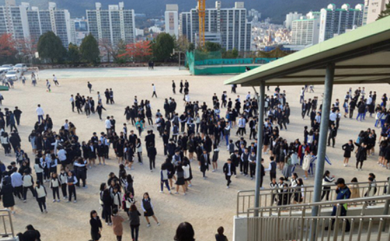 15일 오후 2시29분께 경북 포항시 북구 북쪽 9㎞ 지역에서 규모 5.4 지진이 발생하자 부산의 한 중학교 학생들이 운동장으로 대피하고 있다. [사진=뉴시스]