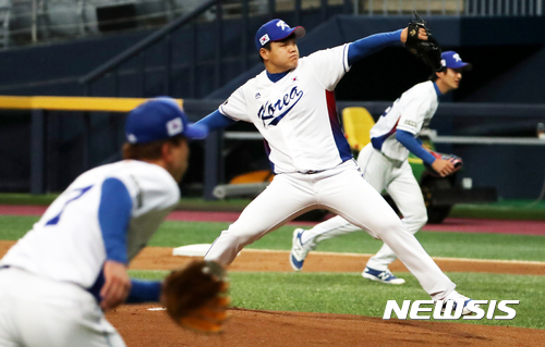 야구 국가대표 장현식이 7일 서울 고척스카이돔에서 '아시아 프로야구 챔피언십(APBC) 2017' 국가대표팀 공개훈련을 하고 있다. [사진=뉴시스]