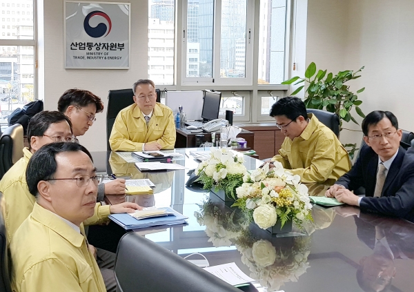 백운규 산업통상자원부 장관이 15일 포항 지진 관련 한전, 한수원 등 16개 재난관리기관장들을 비롯해 정부서울청사, 세종청사, 16개 기관과의 긴급 영상회의를 주재하고 있다. [출처|산업통상자원부]