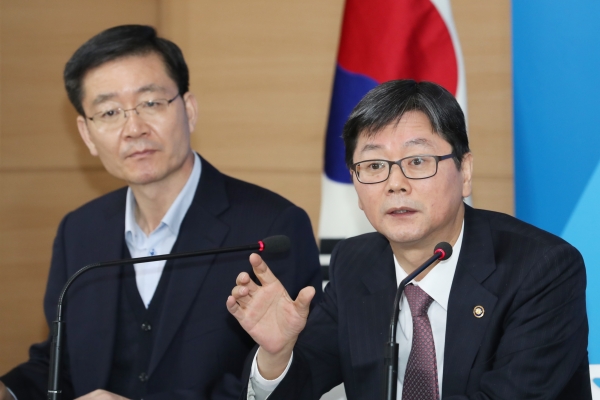 16일 손병석 국토교통부 1차관이 김일평 국토부 건설정책국장과 함께 정부합동 타 워크레인 안전대책을 발표하고 있다. [출처|국토교통부]
