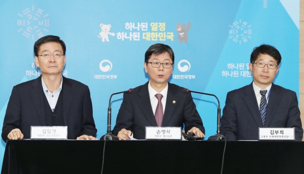 16일 손병석 국토교통부 1차관(가운데)이 김부희 고용노동부 산재예방정책국장(왼쪽)과 김일평 국토부 건설정책국장과 함께 정부합동 타워크레인 안전대책을 발표하고 있다. [출처|국토교통부]