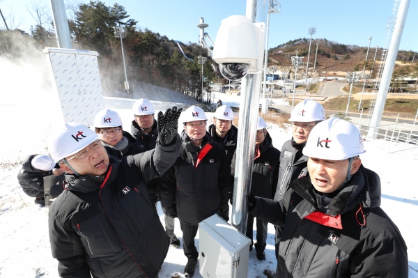 KT 황창규(왼쪽 첫 번째) 회장이 2018년 평창동계올림픽 크로스컨트리 경기장에서 5G 네트워크 장비를 살펴보고 있다.