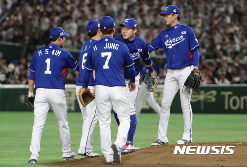 한국대표팀이 아시아 프로야구 챔피언십 결승에서 일본에 무릎을 꿇었다. [사진=뉴시스]