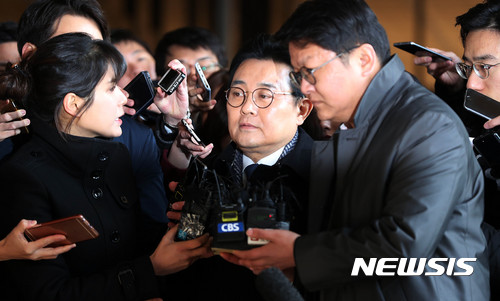 전병헌 전 청와대 정무수석이 20일 오전 서울 서초구 서울중앙지방검찰청에서 한국 e스포츠협회 비리 의혹과 관련 피의자 신분 조사를 받기 위해 검찰로 들어서고 있다.[사진=뉴시스]