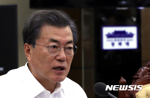 문재인 대통령이 20일 오후 청와대 여민관 소회의실에서 수석 보좌관 회의를 주재하고 있다. [사진=뉴시스]