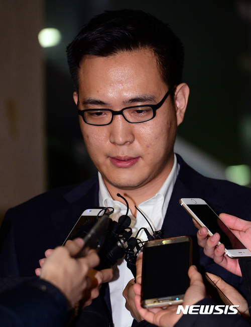 술집 종업원 2명을 폭행하고 순찰차 일부를 파손한 혐의로 체포된 한화그룹 김승연 회장의 셋째 아들 김동선 씨가 지난 1월 서울 강남구 강남경찰서를 나와 수서경찰서로 이감되며 취재진의 질문에 답하고 있다. 사진=뉴시스