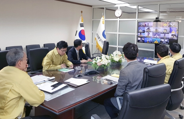 백운규 산업통상자원부 장관이 15일 포항 지진 관련 한전, 한수원 등 16개 재난관리기관장들을 비롯해 정부서울청사, 세종청사, 16개 기관과의 긴급 영상회의를 주재하고 있다. [출처|산업통상자원부]