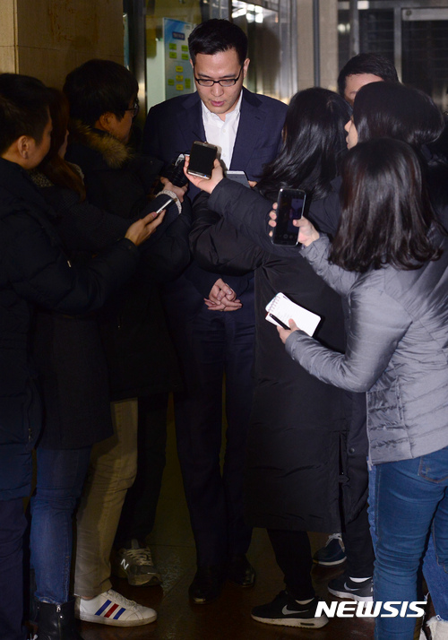 술집 종업원 2명을 폭행하고 순찰차 일부를 파손한 혐의로 체포된 한화그룹 김승연 회장의 셋째 아들 김동선 씨가 지난 1월 5일 오후 서울 강남구 강남경찰서를 나와 수서경찰서로 이감되며 취재진의 질문에 답하고 있다. 사진=뉴시스