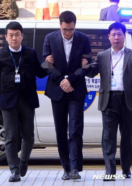 만취 난동 사건의 피의자 김승연 한화그룹 회장 셋째아들 김동선씨가 영장실질심사를 받기 위해 지난 1월 서울 서초구 서울중앙지방법원으로 들어서고 있다. 사진=뉴시스