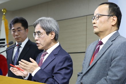 이준식 수능 출제위원장(가운데)과 민찬홍 검토위원장(오른쪽), 성기선 한국교육과정평가원장이 23일 오전 정부세종청사 교육부 브리핑룸에서 2018 대입 수학능력시험 출제 원칙과 경향, 난이도 등을 밝히고 있다. [사진=뉴시스]